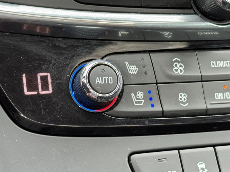Buick LaCrosse Vehicle Full-screen Gallery Image 23