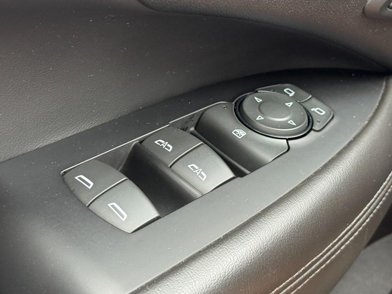 Buick LaCrosse Vehicle Full-screen Gallery Image 27