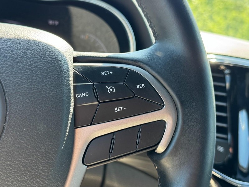 Jeep Grand Cherokee Vehicle Full-screen Gallery Image 17