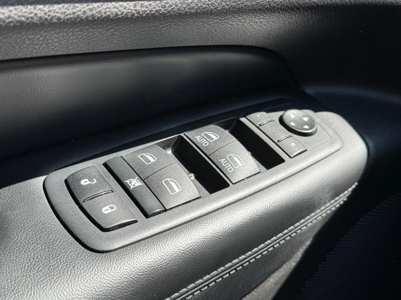Jeep Grand Cherokee Vehicle Full-screen Gallery Image 23