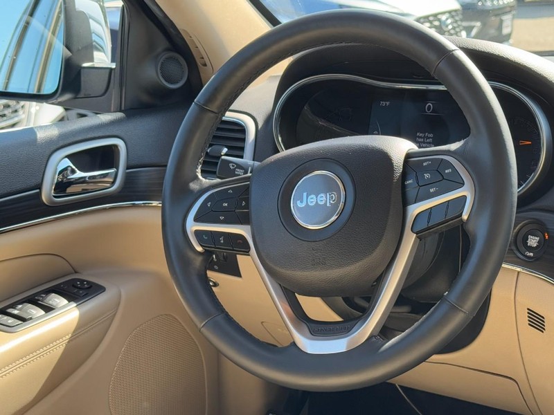 Jeep Grand Cherokee Vehicle Full-screen Gallery Image 12