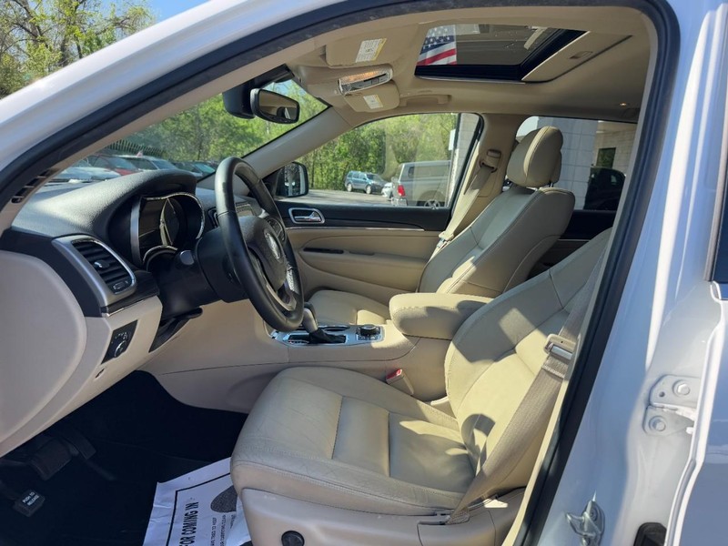 Jeep Grand Cherokee Vehicle Full-screen Gallery Image 16