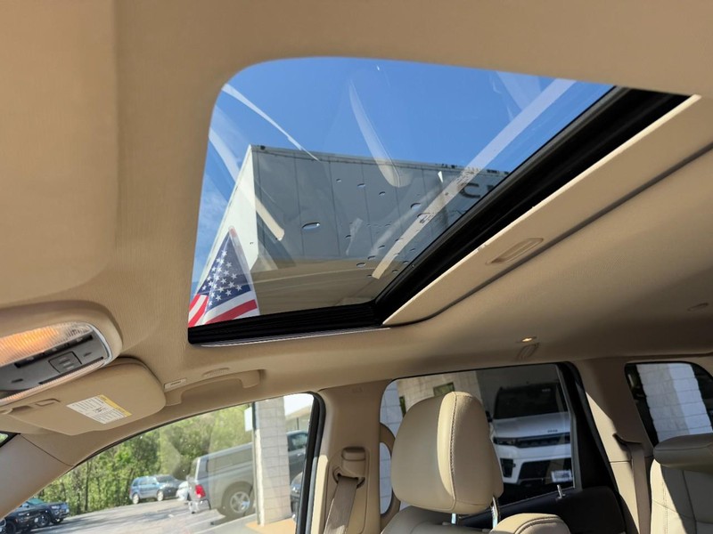 Jeep Grand Cherokee Vehicle Full-screen Gallery Image 17