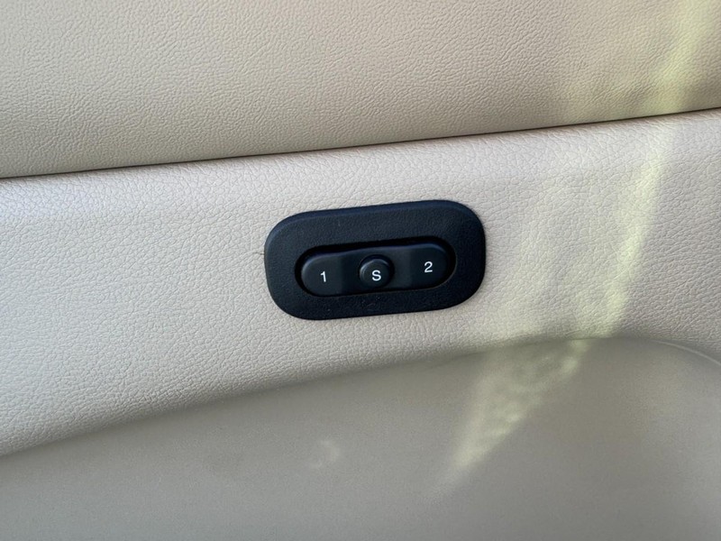 Jeep Grand Cherokee Vehicle Full-screen Gallery Image 18