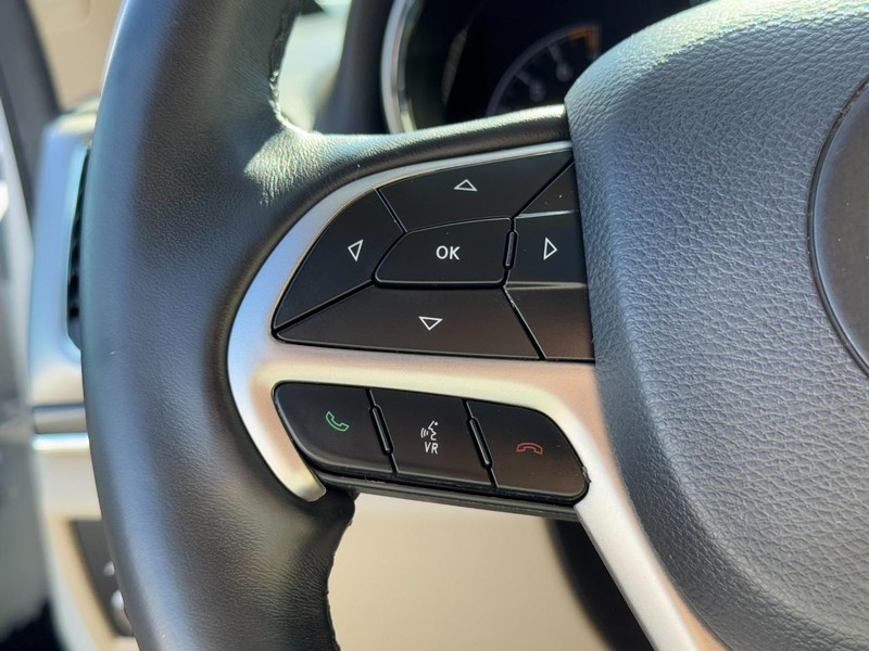Jeep Grand Cherokee Vehicle Full-screen Gallery Image 19