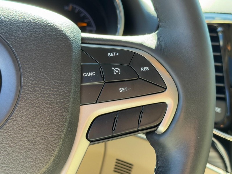 Jeep Grand Cherokee Vehicle Full-screen Gallery Image 20
