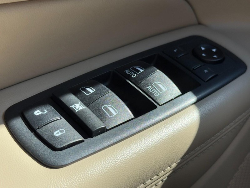 Jeep Grand Cherokee Vehicle Full-screen Gallery Image 25