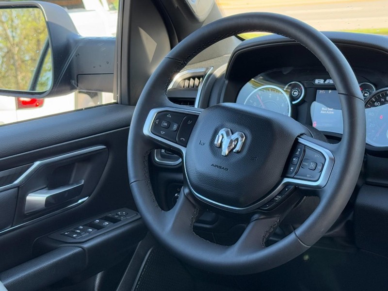Ram 1500 Vehicle Full-screen Gallery Image 12