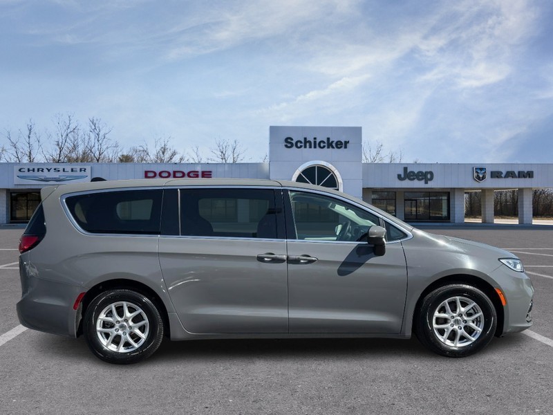 Chrysler Pacifica Vehicle Full-screen Gallery Image 02