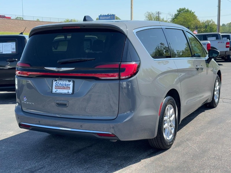 Chrysler Pacifica Vehicle Full-screen Gallery Image 03