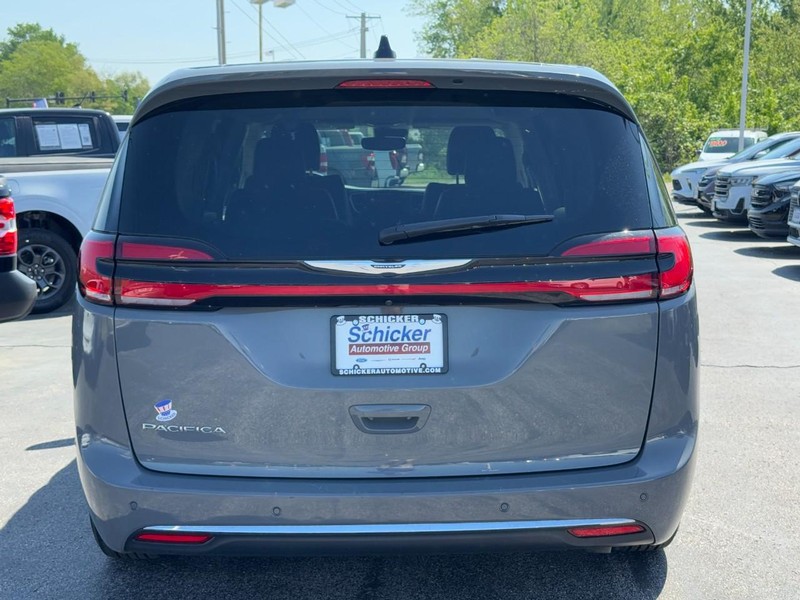 Chrysler Pacifica Vehicle Full-screen Gallery Image 04