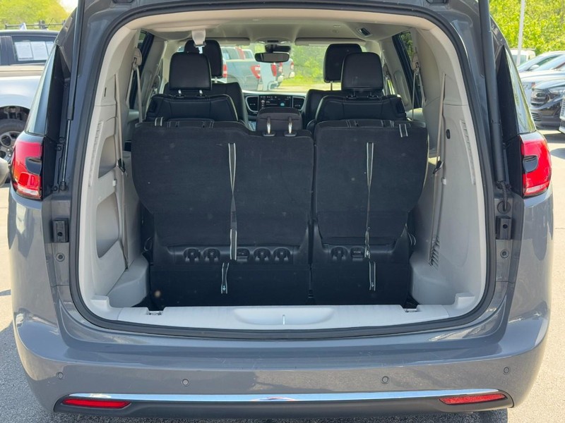 Chrysler Pacifica Vehicle Full-screen Gallery Image 05
