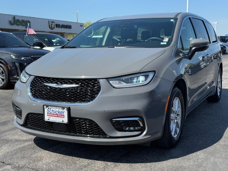 Chrysler Pacifica Vehicle Full-screen Gallery Image 08