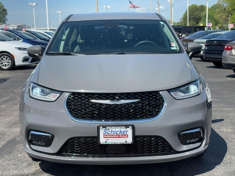 Chrysler Pacifica Vehicle Full-screen Gallery Image 09
