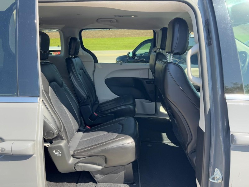 Chrysler Pacifica Vehicle Full-screen Gallery Image 10