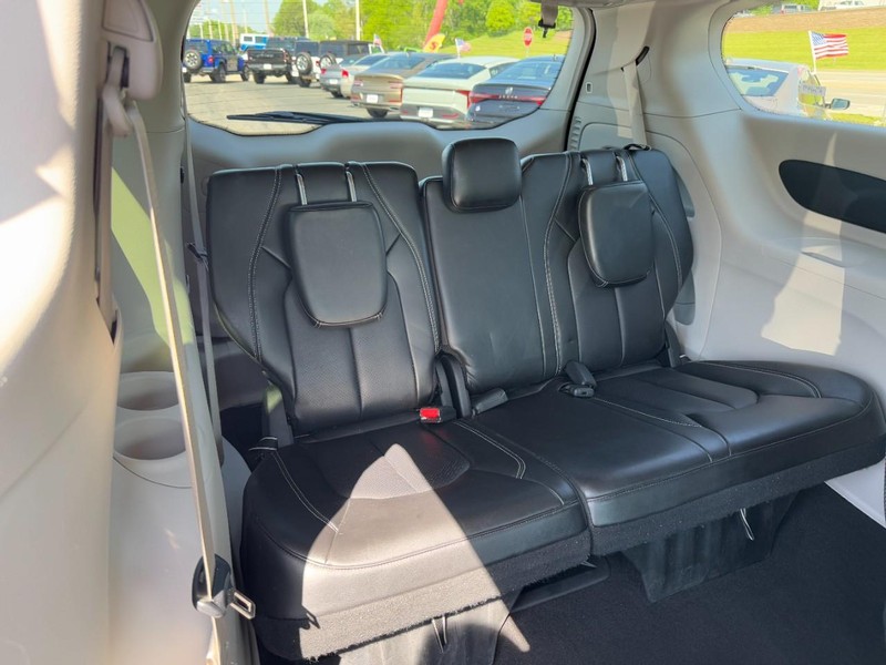 Chrysler Pacifica Vehicle Full-screen Gallery Image 11