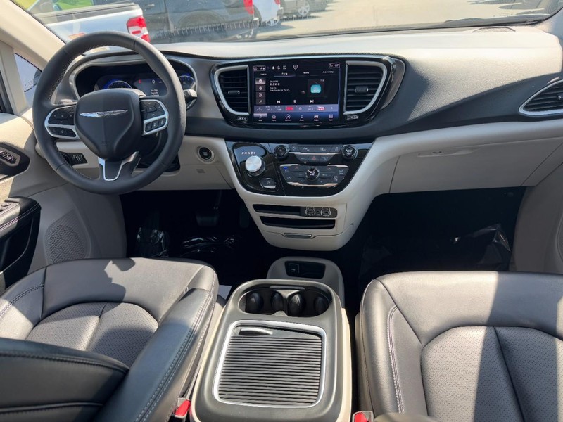 Chrysler Pacifica Vehicle Full-screen Gallery Image 12