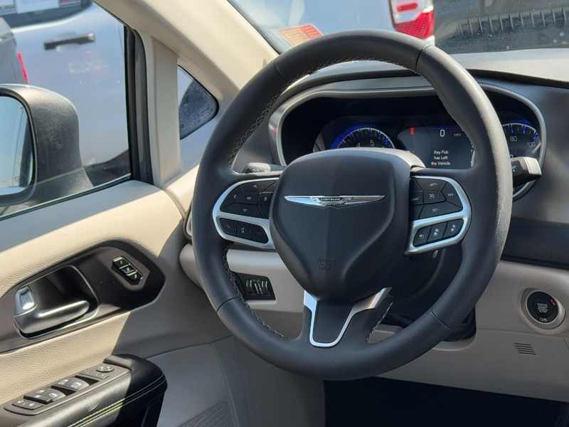 Chrysler Pacifica Vehicle Full-screen Gallery Image 13