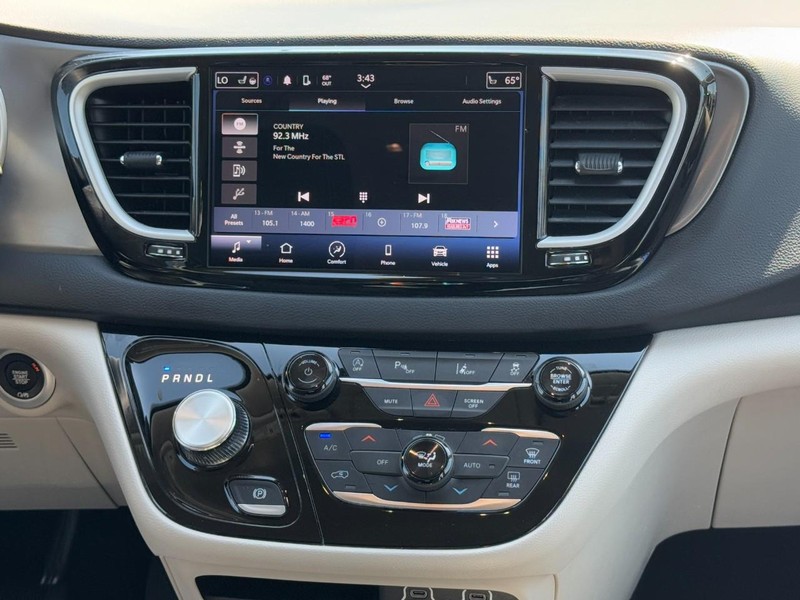Chrysler Pacifica Vehicle Full-screen Gallery Image 14