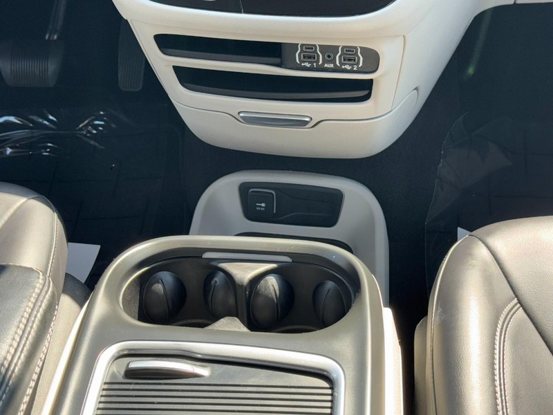 Chrysler Pacifica Vehicle Full-screen Gallery Image 15