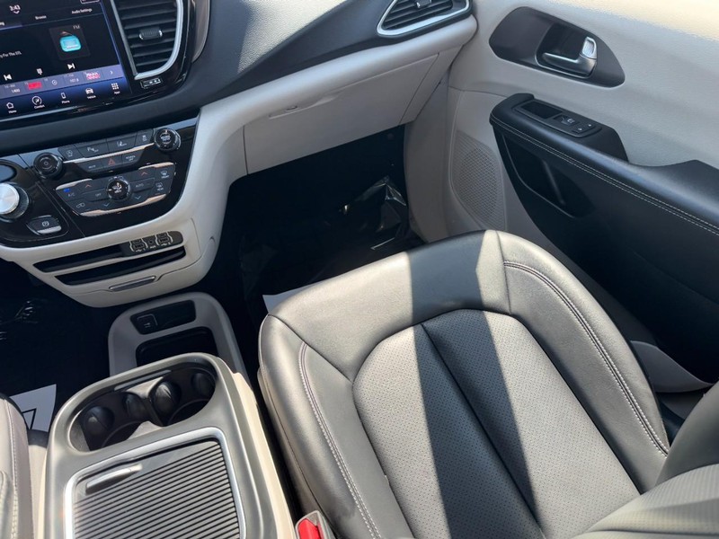 Chrysler Pacifica Vehicle Full-screen Gallery Image 16