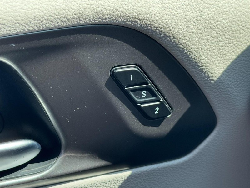 Chrysler Pacifica Vehicle Full-screen Gallery Image 17