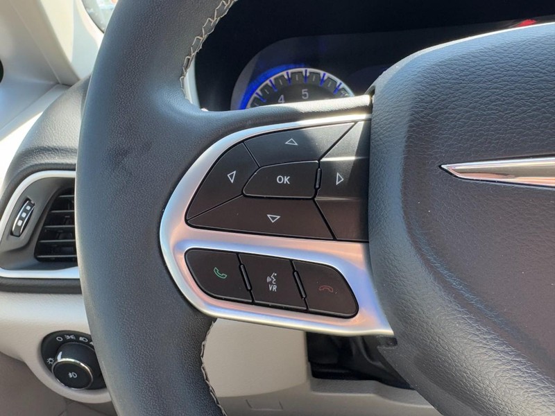 Chrysler Pacifica Vehicle Full-screen Gallery Image 18