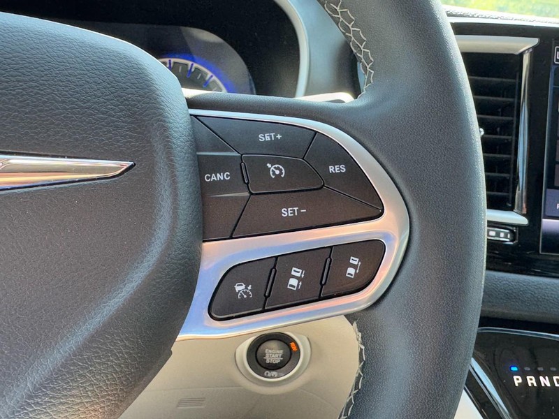 Chrysler Pacifica Vehicle Full-screen Gallery Image 19