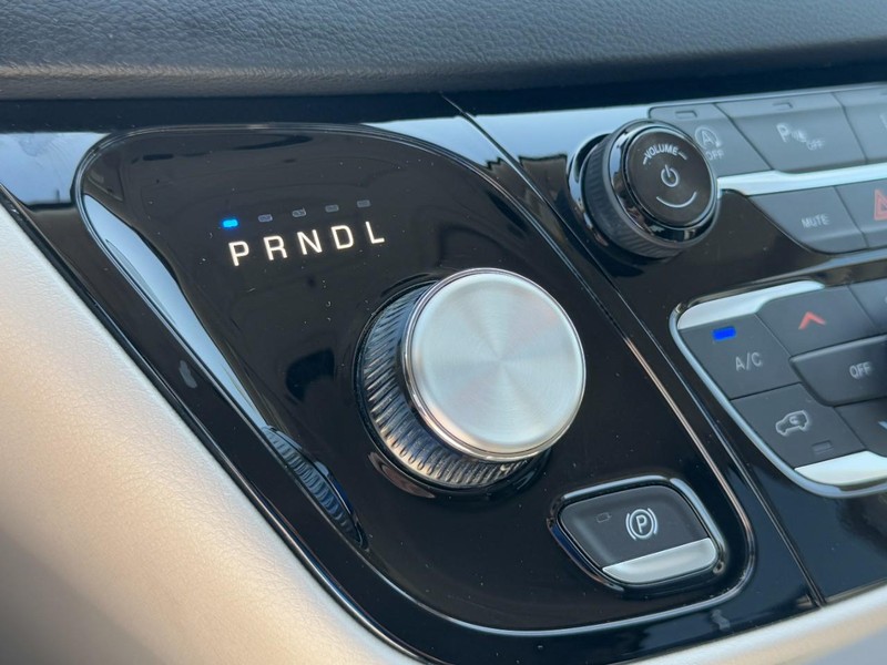Chrysler Pacifica Vehicle Full-screen Gallery Image 21