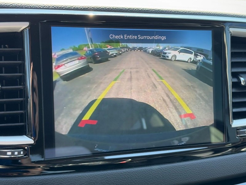 Chrysler Pacifica Vehicle Full-screen Gallery Image 23