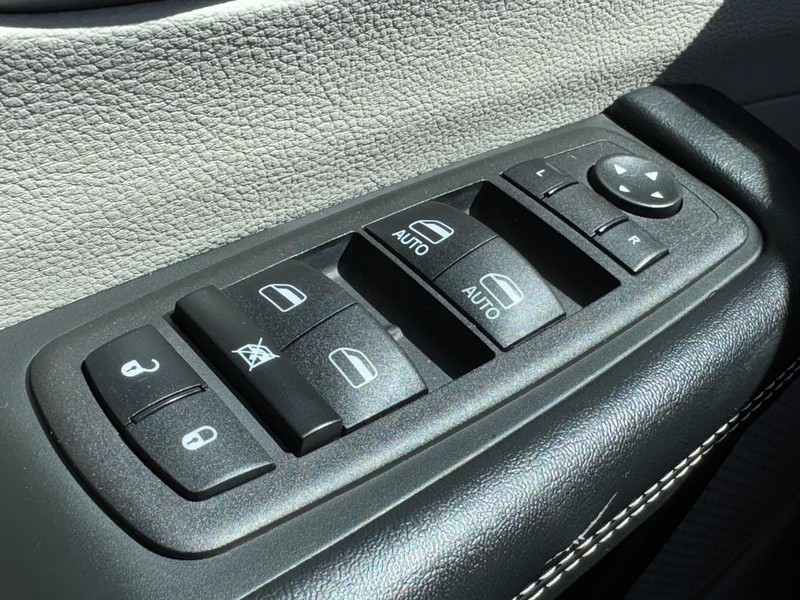 Chrysler Pacifica Vehicle Full-screen Gallery Image 24