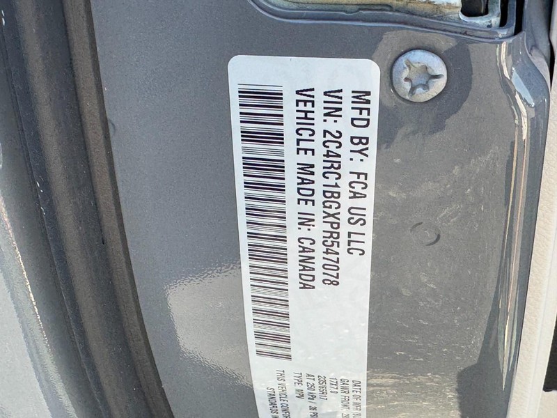 Chrysler Pacifica Vehicle Full-screen Gallery Image 26