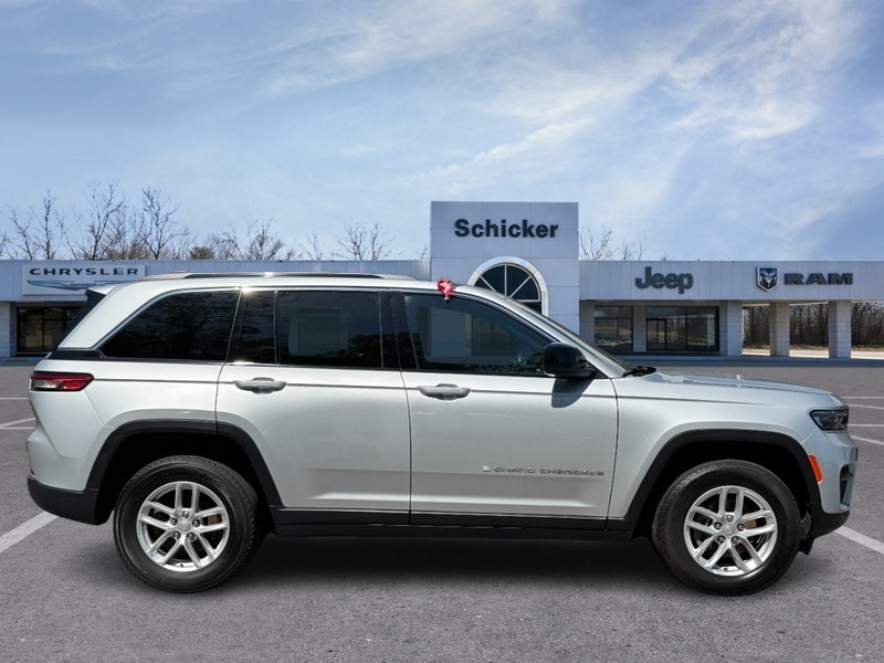 Jeep Grand Cherokee Vehicle Full-screen Gallery Image 02