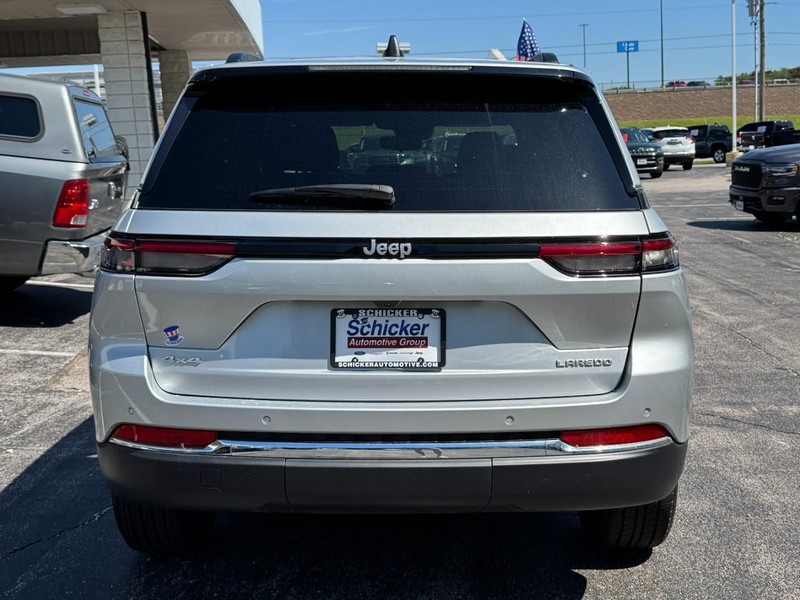 Jeep Grand Cherokee Vehicle Full-screen Gallery Image 04