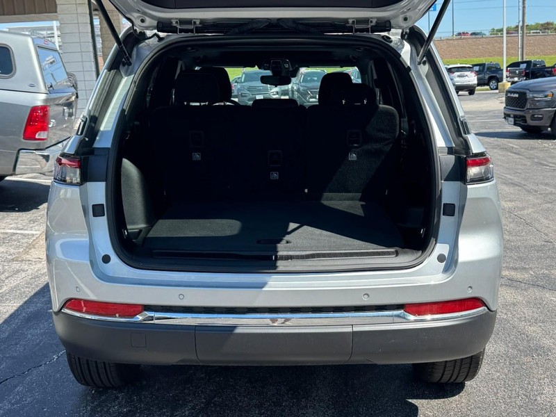 Jeep Grand Cherokee Vehicle Full-screen Gallery Image 05