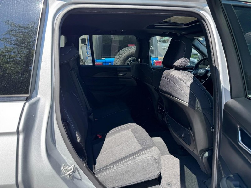 Jeep Grand Cherokee Vehicle Full-screen Gallery Image 10