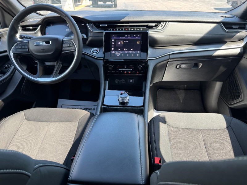 Jeep Grand Cherokee Vehicle Full-screen Gallery Image 11