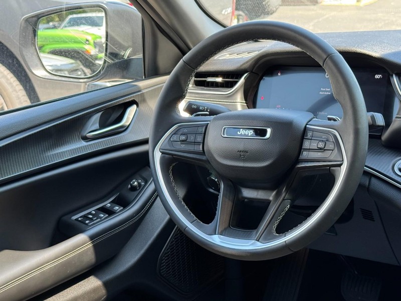 Jeep Grand Cherokee Vehicle Full-screen Gallery Image 12