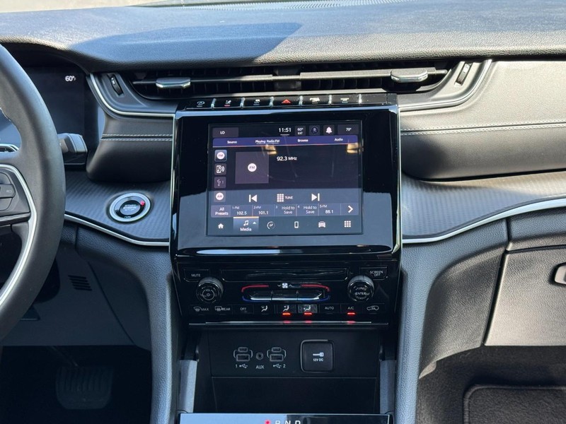 Jeep Grand Cherokee Vehicle Full-screen Gallery Image 13