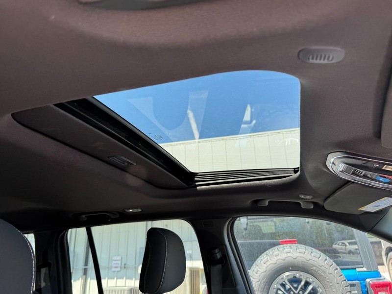 Jeep Grand Cherokee Vehicle Full-screen Gallery Image 16