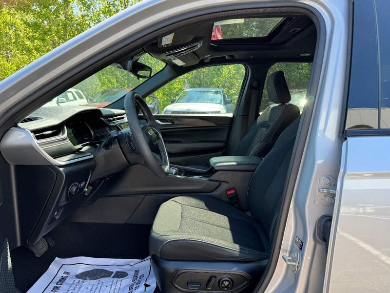 Jeep Grand Cherokee Vehicle Full-screen Gallery Image 17