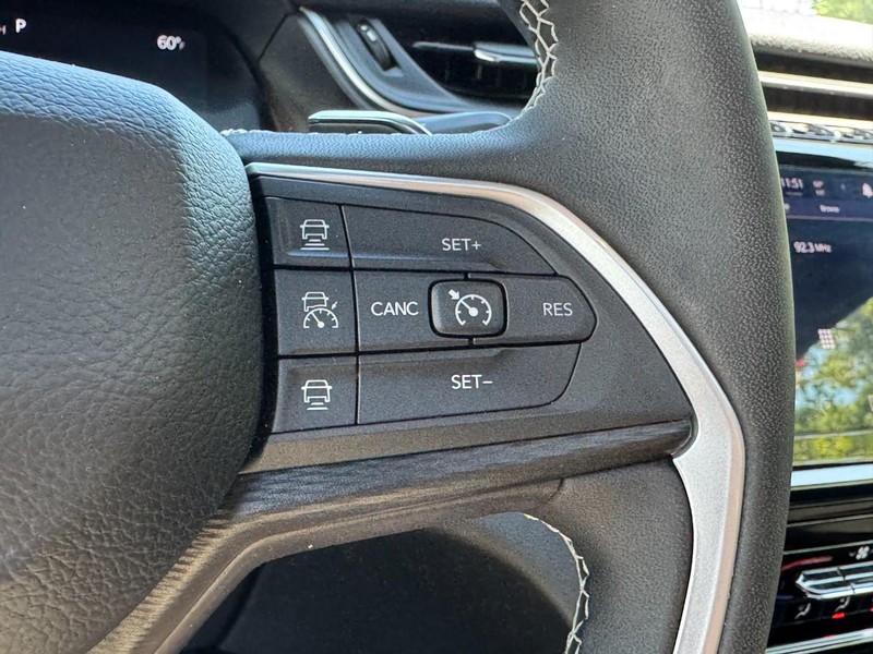 Jeep Grand Cherokee Vehicle Full-screen Gallery Image 19