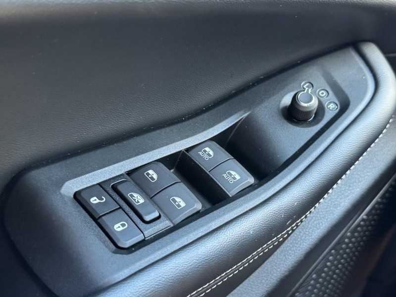 Jeep Grand Cherokee Vehicle Full-screen Gallery Image 23