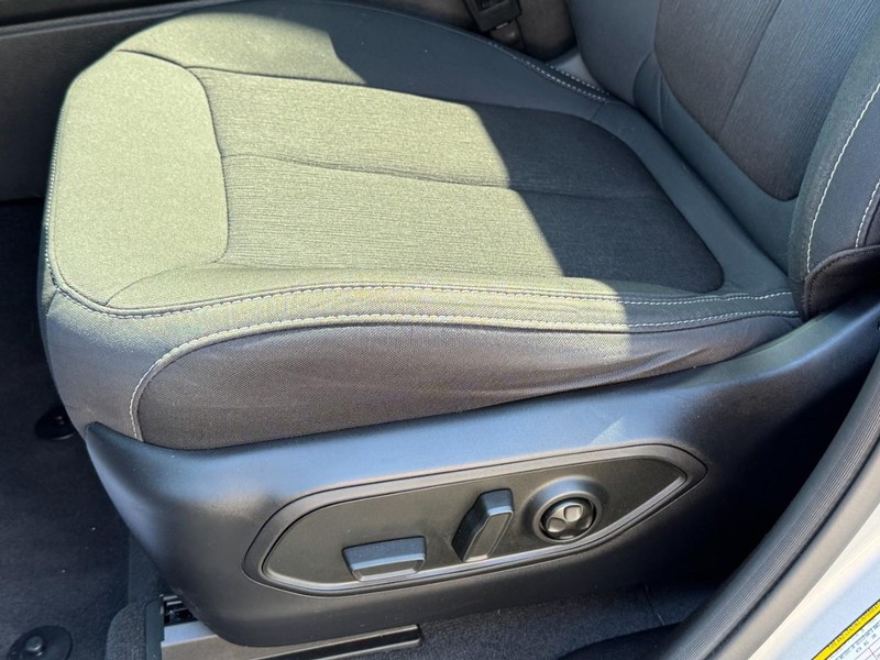 Jeep Grand Cherokee Vehicle Full-screen Gallery Image 24
