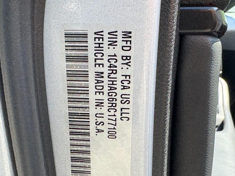 Jeep Grand Cherokee Vehicle Full-screen Gallery Image 25