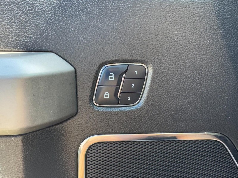 Ford F-150 Vehicle Full-screen Gallery Image 16