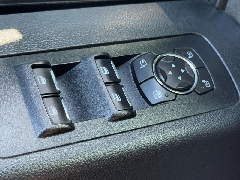Ford F-150 Vehicle Full-screen Gallery Image 23
