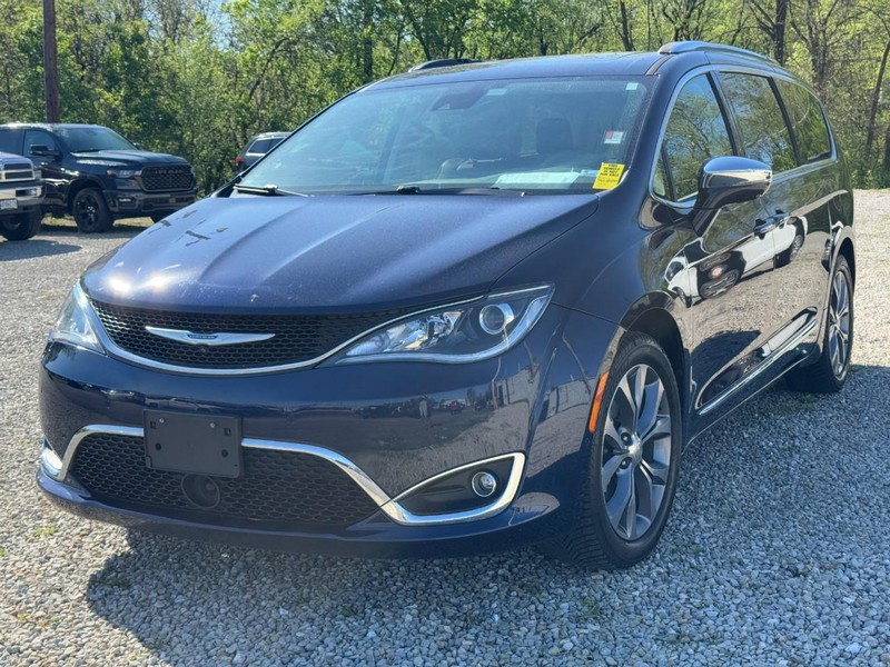 Chrysler Pacifica Vehicle Full-screen Gallery Image 02