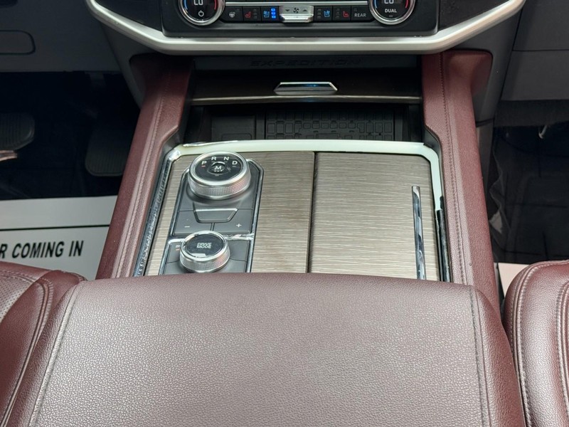 Ford Expedition Vehicle Full-screen Gallery Image 15