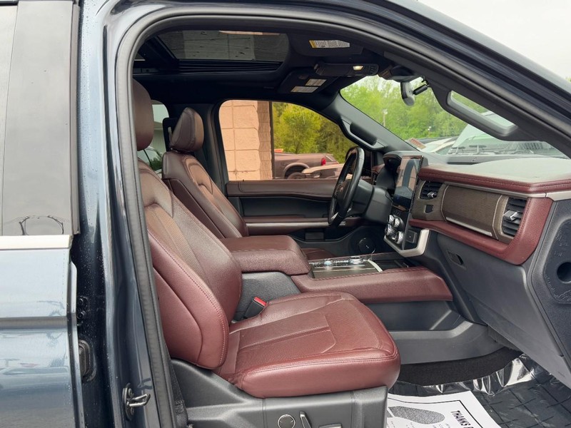 Ford Expedition Vehicle Full-screen Gallery Image 16